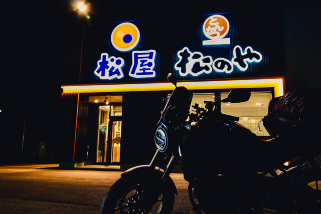 磐田市の松屋・松のやで撮影したCB250R