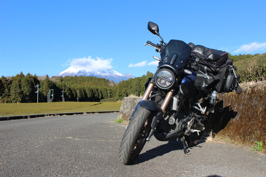 大淵笹場の茶畑と富士山を背景に停車するバイク。正面からのアングルで捉えた冬の絶景ツーリング写真。