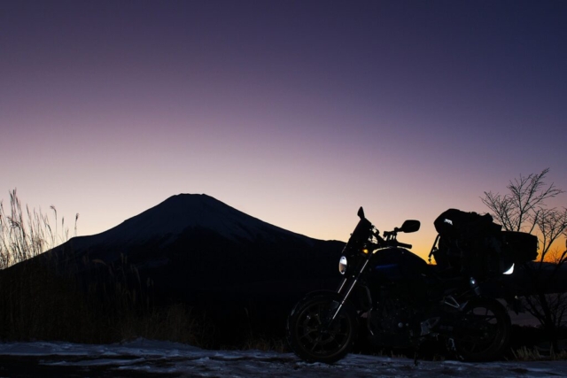 リニューアルした山中湖パノラマ台に停車するバイク（CB250R）と夕暮れの富士山[2026-01-03 撮影]。