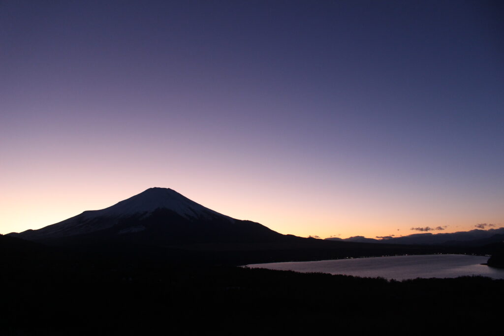 山中湖パノラマ台(山中湖明神山パノラマ台)の展望エリアから一望する、夕暮れの富士山と山中湖の全景(2026年1月)