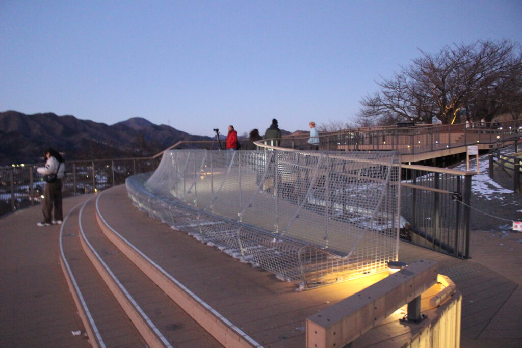 リニューアルした山中湖パノラマ台(山中湖明神山パノラマ台)に設置された、富士山を仰向けで眺められる新しいリクライニングベンチ