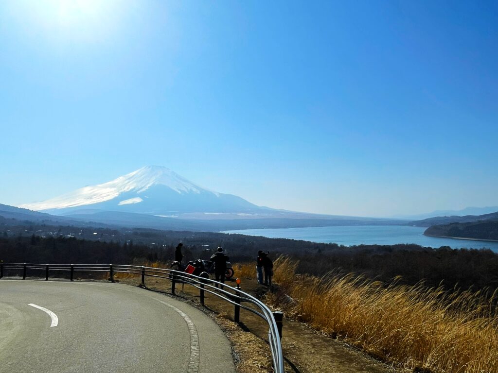 リニューアル前の山中湖パノラマ台(山中湖明神山パノラマ台)。当時はまだ駐車場が未舗装の砂利道だった(2024年撮影)