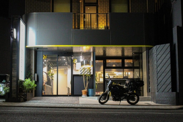 夜のソロツーリングで静岡県「Sai Hotel」に到着したホンダCB250Rの夜景スナップ。