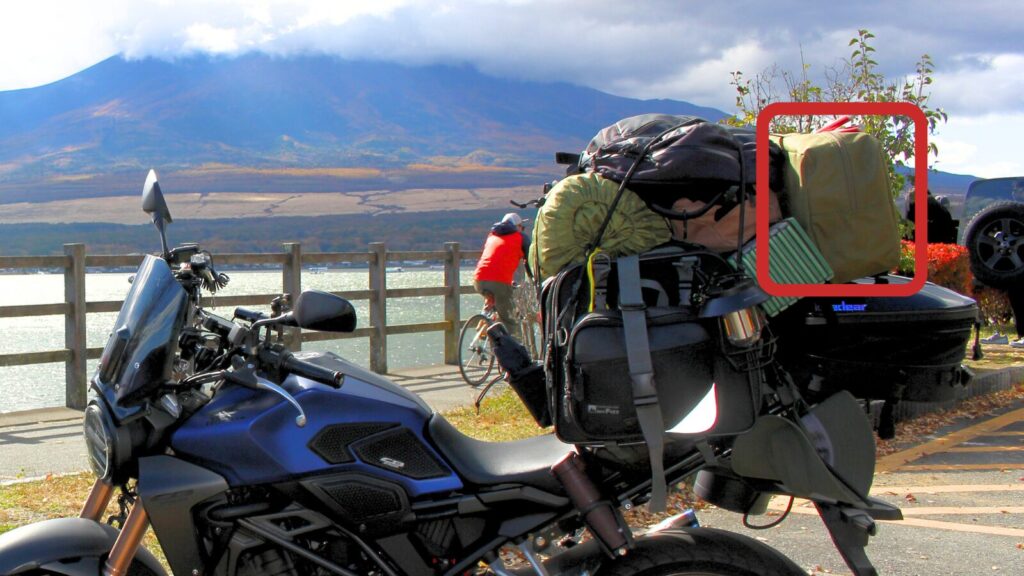 CB250Rにキャンプ装備をフル積載したパッキング実例。シートバッグの上にさらに荷物を追加して固定する際のポイント。