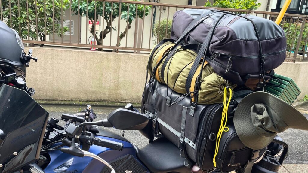 CB250Rにキャンプ装備をフル積載したパッキング実例。リアシートにパンパンに積載している様子。
