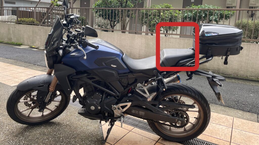 CB250Rにキャンプ装備をフル積載したパッキング実例を紹介する記事のうちの1枚。バイクのリアシートを目立たせている。