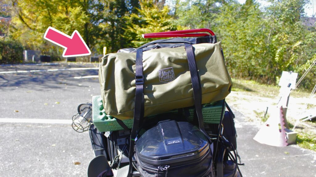 CB250Rのシートバッグの上に、TIMBER RIDGE(ティンバーリッジ)のキャンプコットをロープで外付け積載した例。