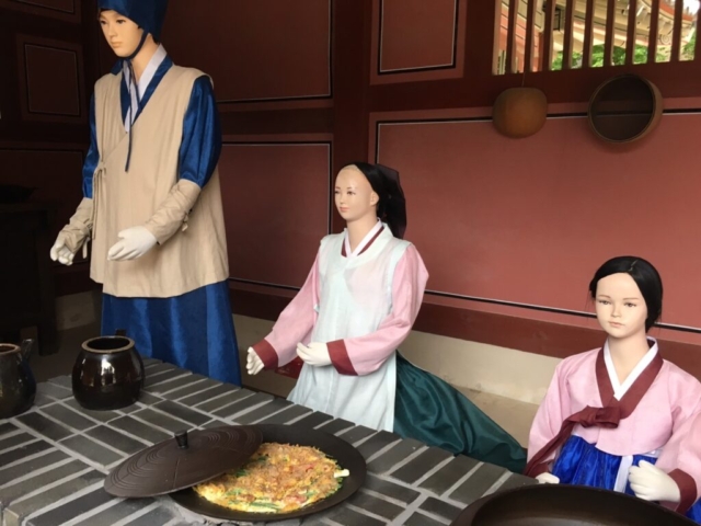 韓国旅行中に見つけた、伝統衣装を着た面白い女性の人形。かつらがとれて頭頂部が禿げているように見え、クスッと笑える一枚。旅の「発見」ギャラリーより。