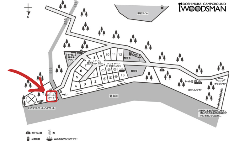 WOODSMAN CAMPGROUNDの場内マップ。左下の道志川沿いにある「川のテントサイト・ソロサイト」の区画が赤枠と矢印で強調された利用エリアの案内図。