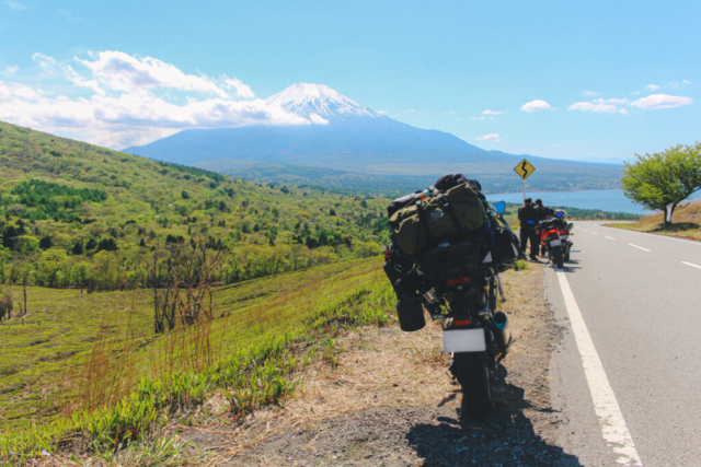 山中湖パノラマ台近くの絶景道路から望む残雪の富士山と愛車CB250R。初夏の青空のもと、山中湖を見下ろすワインディングロードでのバイクツーリング風景。