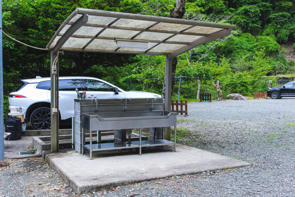 蜂花苑キャンプ場のカーポート付き炊事場、屋根があるので雨の日でも使いやすいスペース