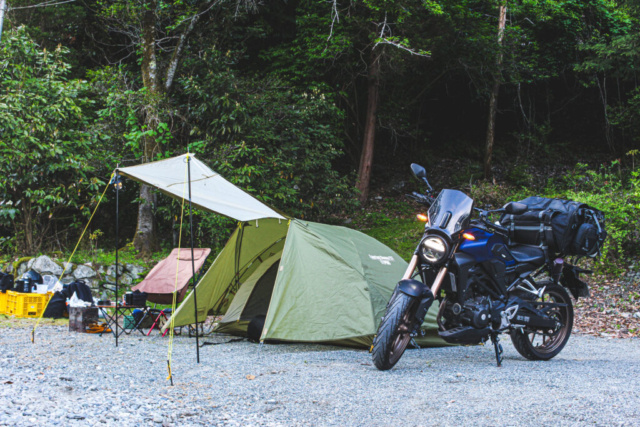 蜂花苑キャンプ場ミロクフリーサイトのキャンプ設営風景、テントとCB250R、チェアや道具箱などの装備一式