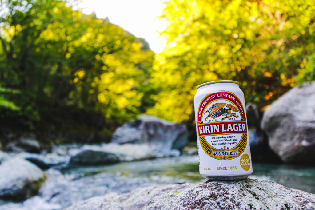 蜂花苑キャンプ場近くの中津川で川辺の岩に置いたキリンラガービール