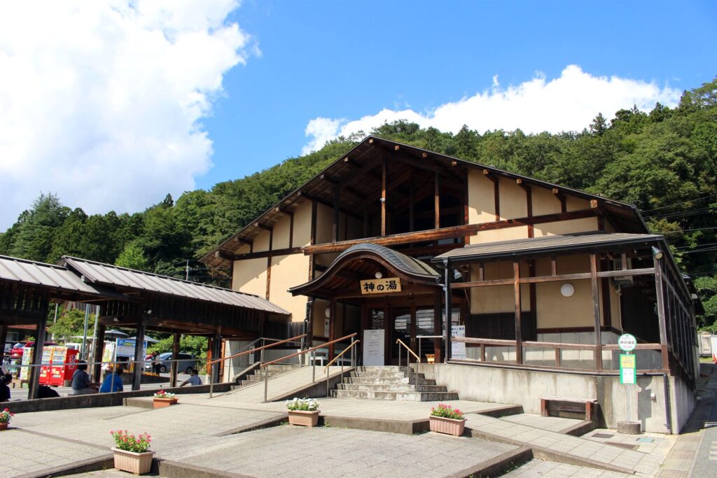 遠刈田温泉の共同浴場「神の湯」の外観。