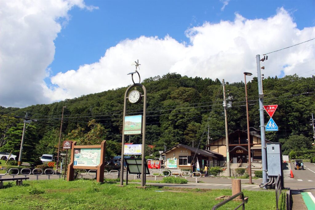 蔵王町観光案内所前の時計塔がある広場。