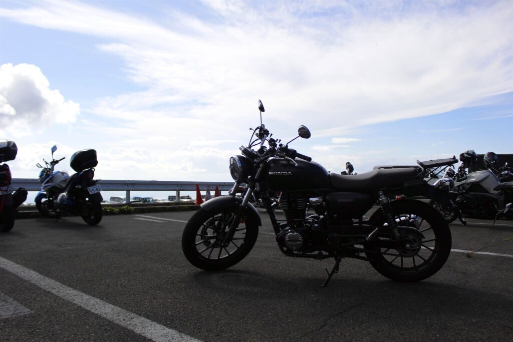 蔵王エコーライン展望駐車場に停めたレンタルバイクのGB350。