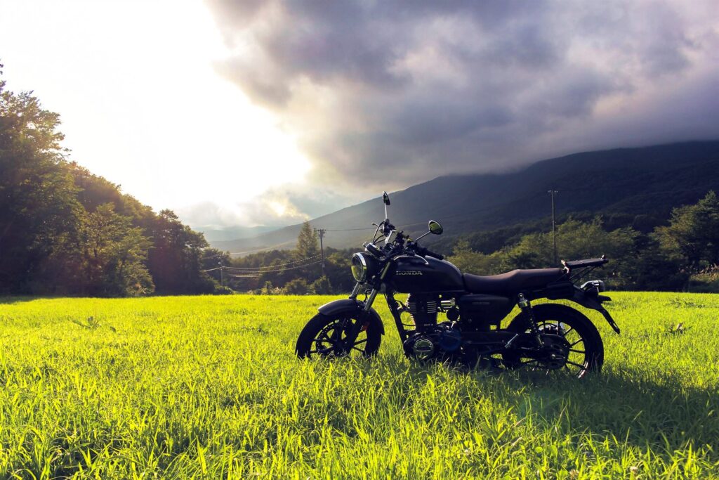 夕暮れの草原にたたずむレンタルバイク(Honda GB350)。