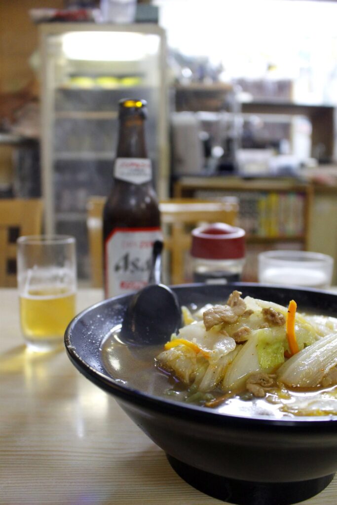 夜に立ち寄ったラーメン店での一杯とビール。