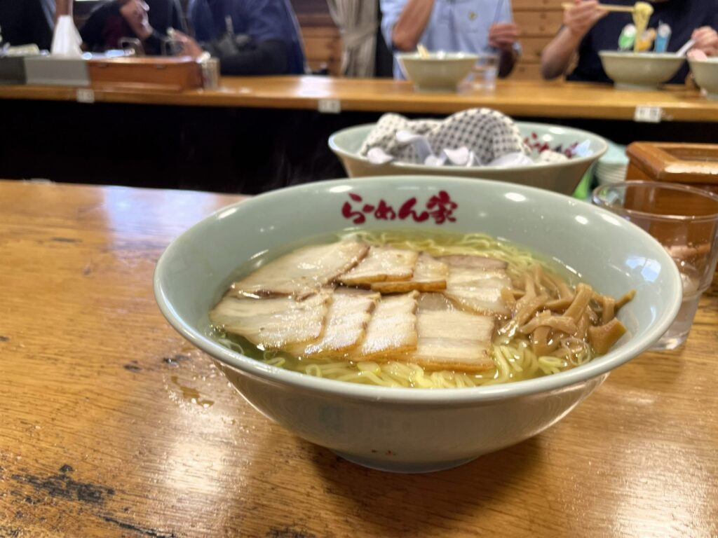 蔵王「らーめん家」のチャーシュー麺。透き通ったスープにチャーシューが並ぶ