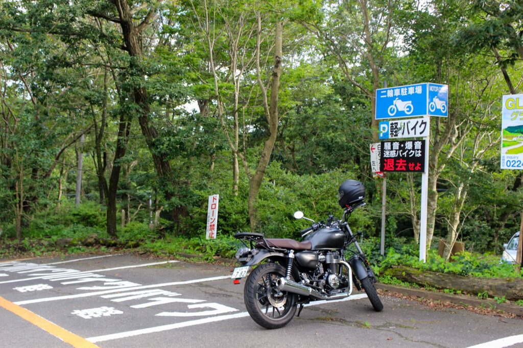 蔵王キツネ村の二輪車駐車場に停めたバイク