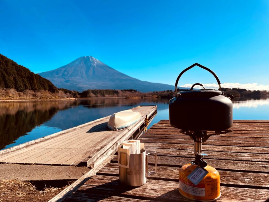 田貫湖の木製デッキに置いた、ケトルとガスバーナーとコーヒー。奥に富士山が見える