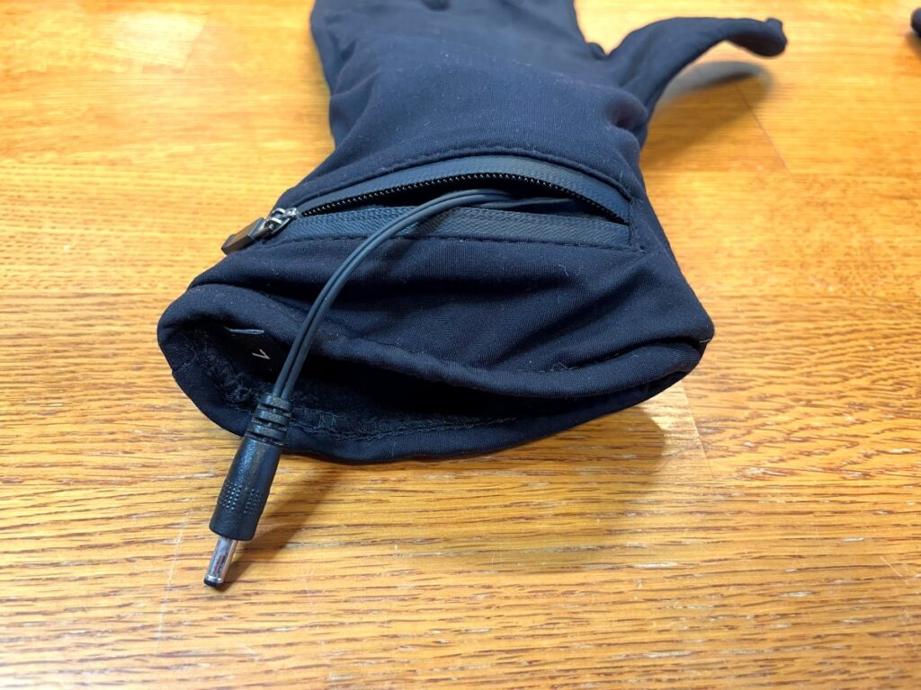 電熱インナーグローブ。電源ケーブルのアップです。